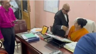 প্রিন্সিপালের গায়ে হাত না দিলেও ঘিরেই দাঁড়িয়েছিলেন শিক্ষকরা। Woman Principal Pulled From Chair