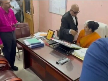 প্রিন্সিপালের গায়ে হাত না দিলেও ঘিরেই দাঁড়িয়েছিলেন শিক্ষকরা। Woman Principal Pulled From Chair