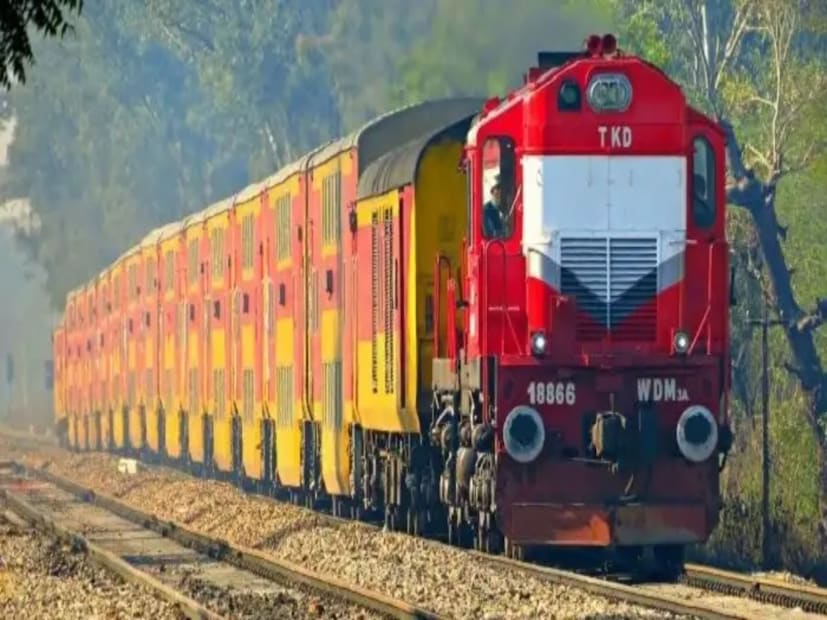 ট্রেনটি উভয় পথে মুর্শিদাবাদে থামবে (আগমণ: সকাল ৭:৩১ ঘন্টায়  , প্রস্থান: সকাল ৭:৩২ ঘন্টায়   ও আগমণ: সকাল ৮:০৭ ঘন্টায়  , প্রস্থান: সকাল ৮:০৮ ঘন্টায়  )।