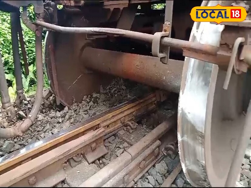 বুধবার দুপুর নাগাদ কলকাতা থেকে রাঙাপানির কাছে নুমরিগর রিফাইনারিতে ঢোকার আগে রাঙাপানিতে লাইনচ্যুত হয় ওই মালগাড়িটি বলে জানা গিয়েছে। ঘটনায় ফের চাঞ্চল্য ছড়ায় ওই এলাকায়।
