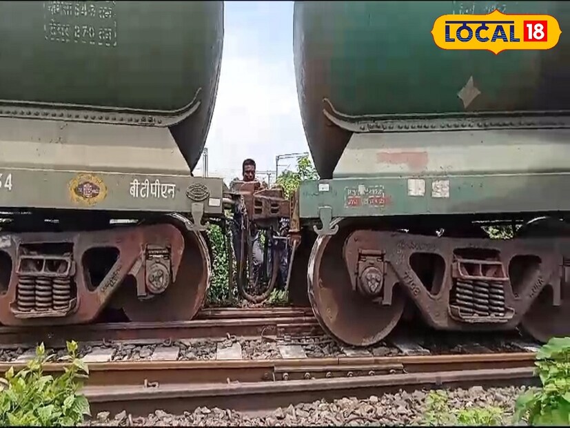 ডাউন লাইনে ওই দুর্ঘটনার ফলে বেশ কিছুক্ষণ ট্রেন চলাচল ব্যাহত হয় ওই লাইনে। কিন্তু ওই ঘটনায় ফের একবার ওই রেল কর্তৃপক্ষের ভূমিকা নিয়ে প্রশ্ন উঠতে শুরু করেছে।