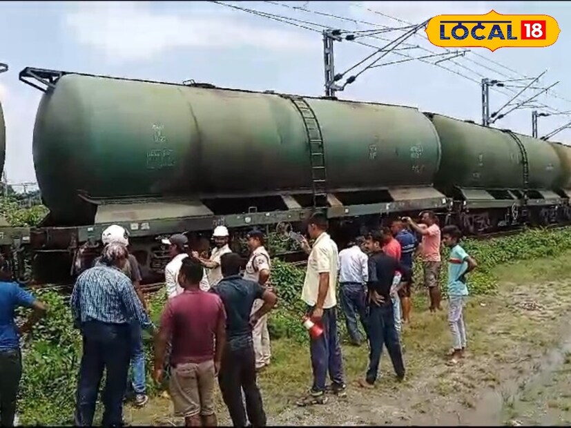 রেল সূত্রে জানা গিয়েছে, চটহাট স্টেশন পার করার পর রাঙাপানি থেকে একটি ডাউন লাইন নুমরিগর রিফাইনারিতে যায়। ট্রেনটি রাঙাপানি থেকে বাঁক নিয়ে রিফাইনারির দিকে যাওয়ার সময় মাঝের দুটো কামরা লাইনচ্যুত হয়।