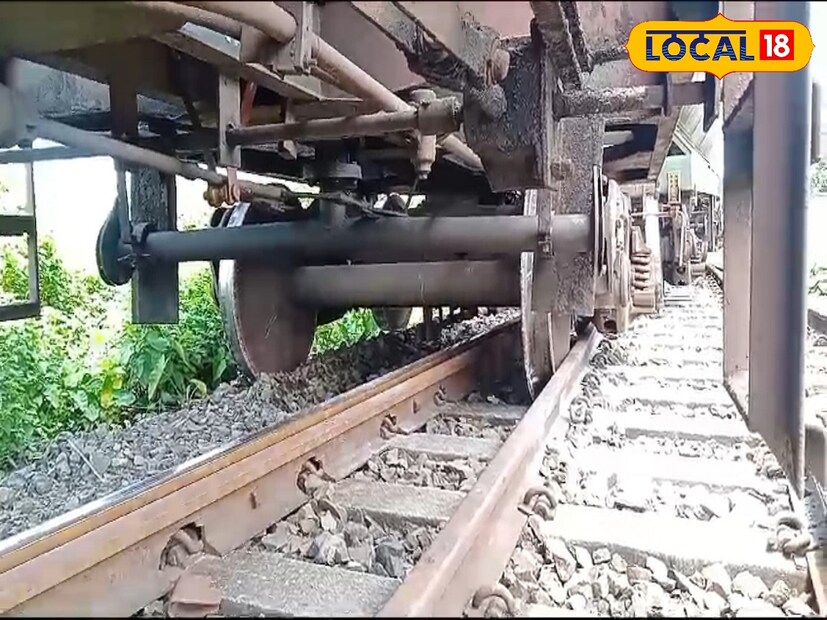 খবর পাওয়া মাত্র নিউ জলপাইগুড়ি লোকো শেড থেকে রিকভারি ইঞ্জিন ও রেলের উচ্চপদস্থ আধিকারিকরা ঘটনাস্থলে পৌঁছান। দ্রুত কামরা দুটিকে ফের লাইনে তোলার কাজ শুরু হয়েছে।