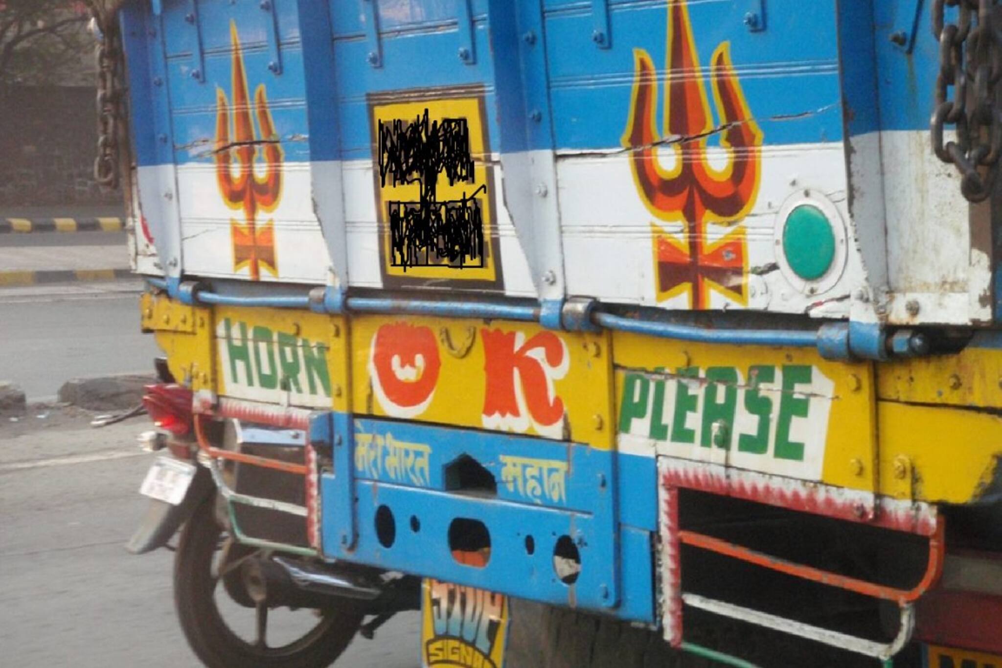 ট্রাকের পেছনে 'হর্ন ওকে প্লিজ' লেখা থাকে কেন? জানলে গাড়ি চালানো আরও সহজ হবে