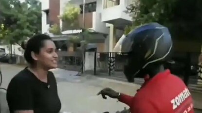 ফুড ডেলিভিরি কর্মীর সৌজন্যে মুগ্ধ নেটিজেনরা (Image Credits:X/gharkekalesh) ফুড ডেলিভিরি কর্মীর সৌজন্যে মুগ্ধ নেটিজেনরা (Image Credits:X/gharkekalesh)