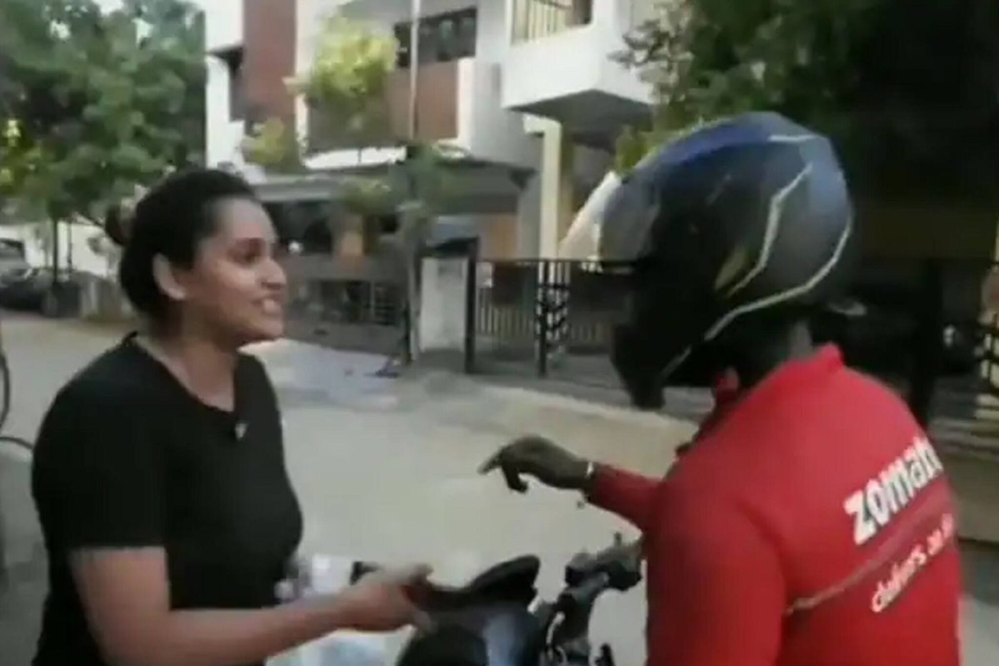 নিজের প্রাপ্য টাকা দিলেন অন্যজনকে, ফুড ডেলিভারি কর্মীর সৌজন্যে মুগ্ধ নেটিজেনরা