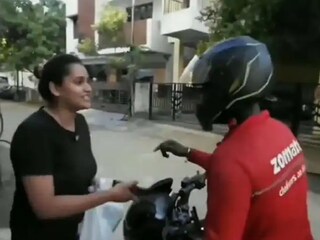 ফুড ডেলিভিরি কর্মীর সৌজন্যে মুগ্ধ নেটিজেনরা (Image Credits:X/gharkekalesh)