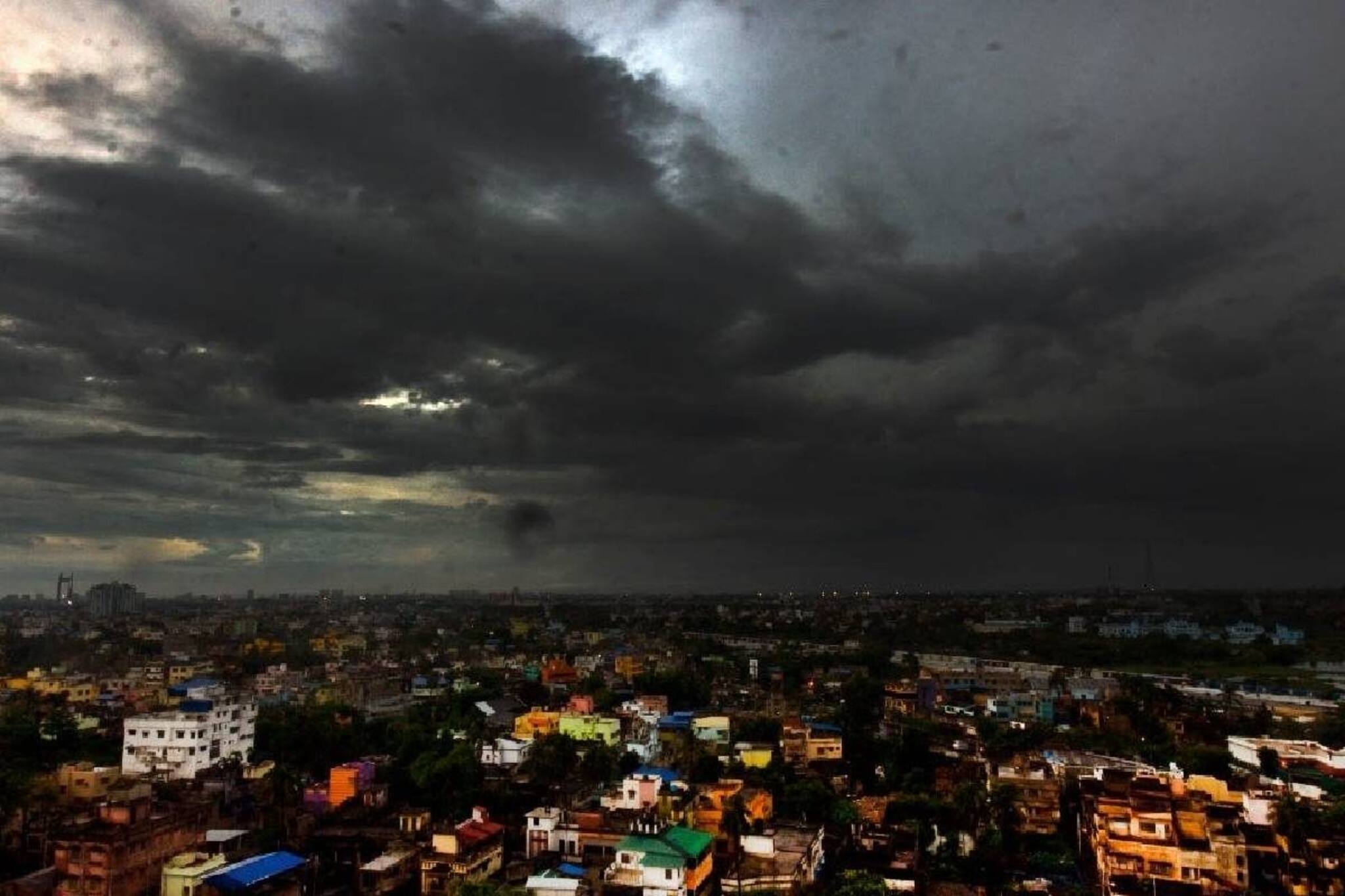 ধেয়ে আসছে বৃষ্টি, আর ঘণ্টাখানেক বাকি, কলকাতা-সহ ৩ জেলায় বজ্রপাত,  বৃষ্টির আশঙ্কা