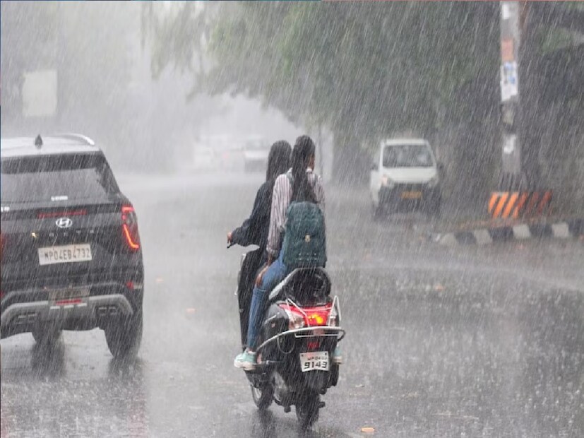আবহাওয়ার বড় খেলা শুরু হয়েছে দেশ জুড়ে। টানা বৃষ্টিতে দুর্যোগপূর্ণ অবস্থা উত্তরাখণ্ড রাজ্যে।  এছাড়াও একাধিক রাজ্যে আরও বৃষ্টির পূর্বাভাস দিয়েছে মৌসম ভবন। উত্তর প্রদেশ, বিহার এবং পশ্চিমবঙ্গে নদীগুলি ফুলেফেঁপে উঠছে ভারী বর্ষার বৃষ্টিতে। বেশ কিছু এলাকায় জারি হয়েছে সতর্কতা। 