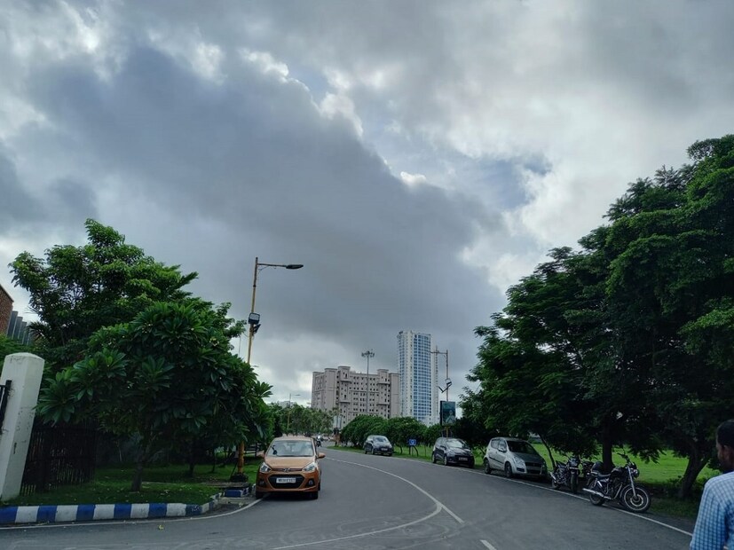 শনিবার ভারী বৃষ্টির সম্ভাবনা রয়েছে দার্জিলিং, কালিম্পং, আলিপুরদুয়ার, কোচবিহার এবং জলপাইগুড়ি জেলার বিভিন্ন এলাকায়।
