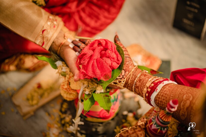 বরের এই কাণ্ড দেখে কনে থেকে ঠাকুর মশাই এমনকি অতিথি-অভ্যাগতরাও স্তব্ধ হয়ে গেলেন। মুহূর্তটি ঝড়ের গতিতে ভাইরাল হয়ে যায় মুহূর্তের মধ্যে। ভিডিওতে দেখা যায় বর সাজে বিবেক আত্মবিশ্বাসের সঙ্গে বিয়ের যাবতীয় আচার-অনুষ্ঠান সম্পাদন করছেন। তিনি বিয়ের অনুষ্ঠান এমনভাবে সম্পন্ন করছেন যা আগে কেউ কখনও দেখেনি।