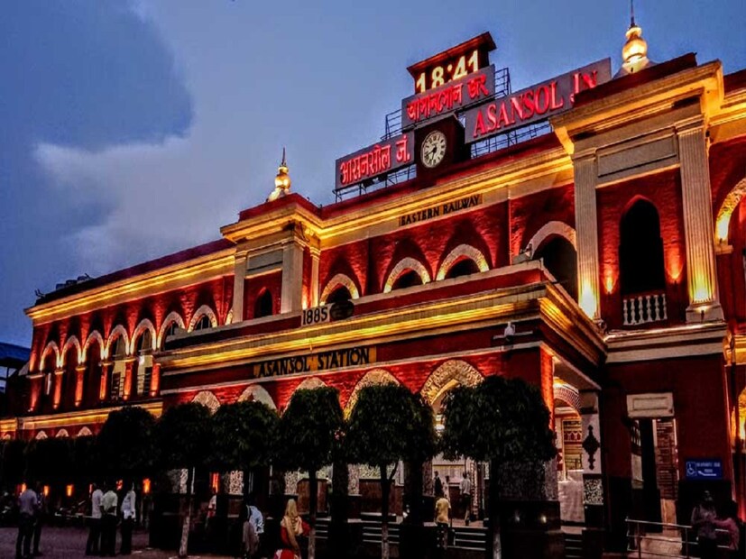 আসানসোল নামটি সাঁওতালি ভাষা থেকে আগত। আসান শব্দের অর্থ বড় গাছ এবং সোল হল ধান চাষের যোগ্য ভূমি।