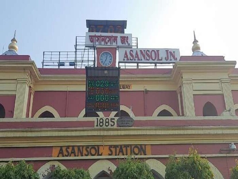 আসানসোলে সাক্ষরতার হার ৭৩%। পুরুষদের মধ্যে সাক্ষরতার হার ৭৯% এবং নারীদের মধ্যে এই হার ৬৬%। সারা ভারতের সাক্ষরতার হার ৫৯.৫%, তার চাইতে আসানসোলের সাক্ষরতার হার অধিক।