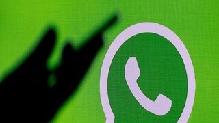 WhatsApp ঘড়ির আইকনটি সাধারণত এমন বার্তাগুলির পাশে প্রদর্শিত হয়, যা এখনও রিসিভারের কাছে বিতরণ করা হয়নি। এটি নির্দেশ করে যে বার্তাটি বর্তমানে ট্রানজিটে রয়েছে এবং বিতরণ নিশ্চিতকরণের জন্য অপেক্ষা করছে৷ ডেলিভারিতে দেরি হওয়ার অনেক কারণ থাকতে পারে, যেমন দুর্বল ইন্টারনেট সংযোগ, রিসিভার ডিভাইস অফলাইন স্টেটাস বা WhatsApp-এর সার্ভারের কোনও সমস্যা।