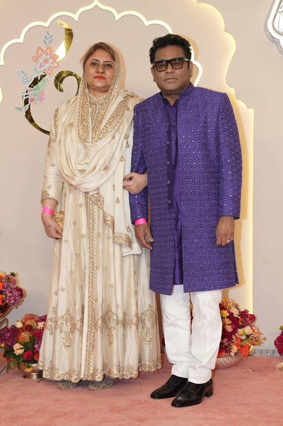 স্ত্রীকে নিয়ে হাজির হয়েছিলেন গায়ক ও সঙ্গীতকার এ আর রহমান। তাঁর পরনে ছিল নীল শেরওয়ানি ও সাদা পায়জামা। তাঁর স্ত্রী বেছে নিয়েছিলেন ক্রিম রঙের ফুল লেংথ স্যুট।