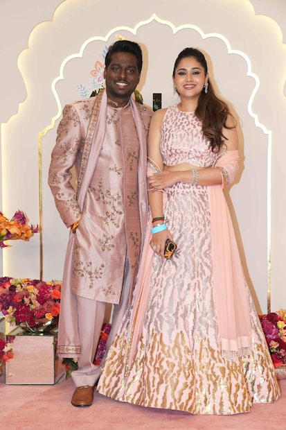 গোলাপি শেরওয়ানি স্যুটে সেজেছিলেন জওয়ান খ্যাত পরিচালক অ্যাটলি। স্ত্রী কৃষ্ণা প্রিয়ার পরনেও ছিল গোলাপি লেহঙ্গা। ম্যাচিং পোশাকে এই জুটিকে মানিয়েছিল চমৎকার।