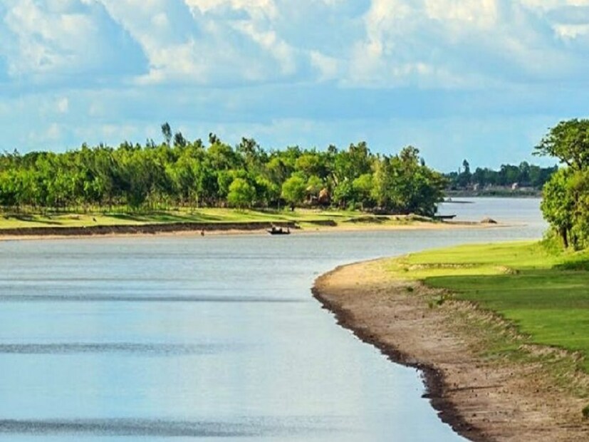 এখানে সুন্দরবনের মনোরম পরিবেশ তার সঙ্গে অপরূপ সৌন্দর্য সুন্দরবনের ফুটে উঠবে। তার সঙ্গে সঙ্গে যদি আপনার ভাগ্যে থাকে তাহলে রয়েল বেঙ্গল দর্শন ও পেয়ে যেতে পারেন। 