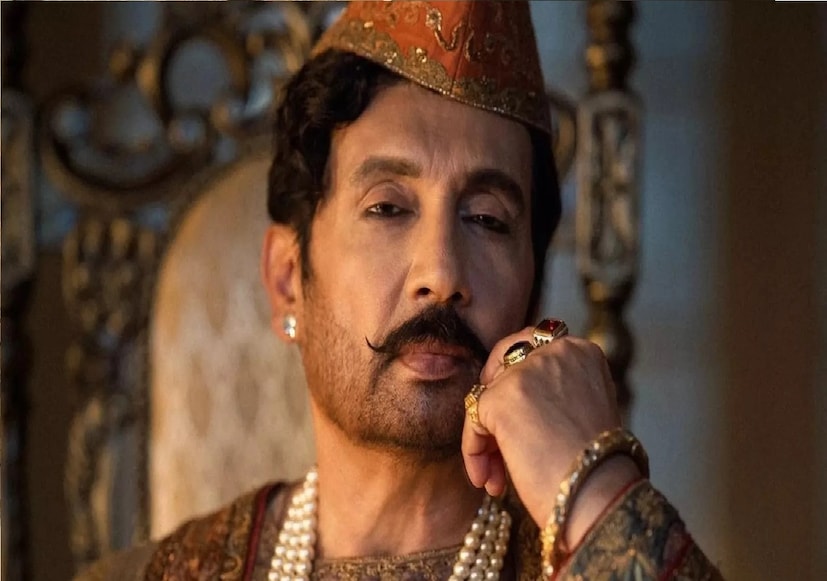 অভিনেতাকে কয়েকদিন আগে সঞ্জয় লীলা বনশালীর হীরামন্ডিতে দেখা যাচ্ছে। নেটফ্লিক্স শো-তে তাঁর দ্বিতীয় পুত্র অধ্যয়ন সুমনও অভিনয় করেছেন।