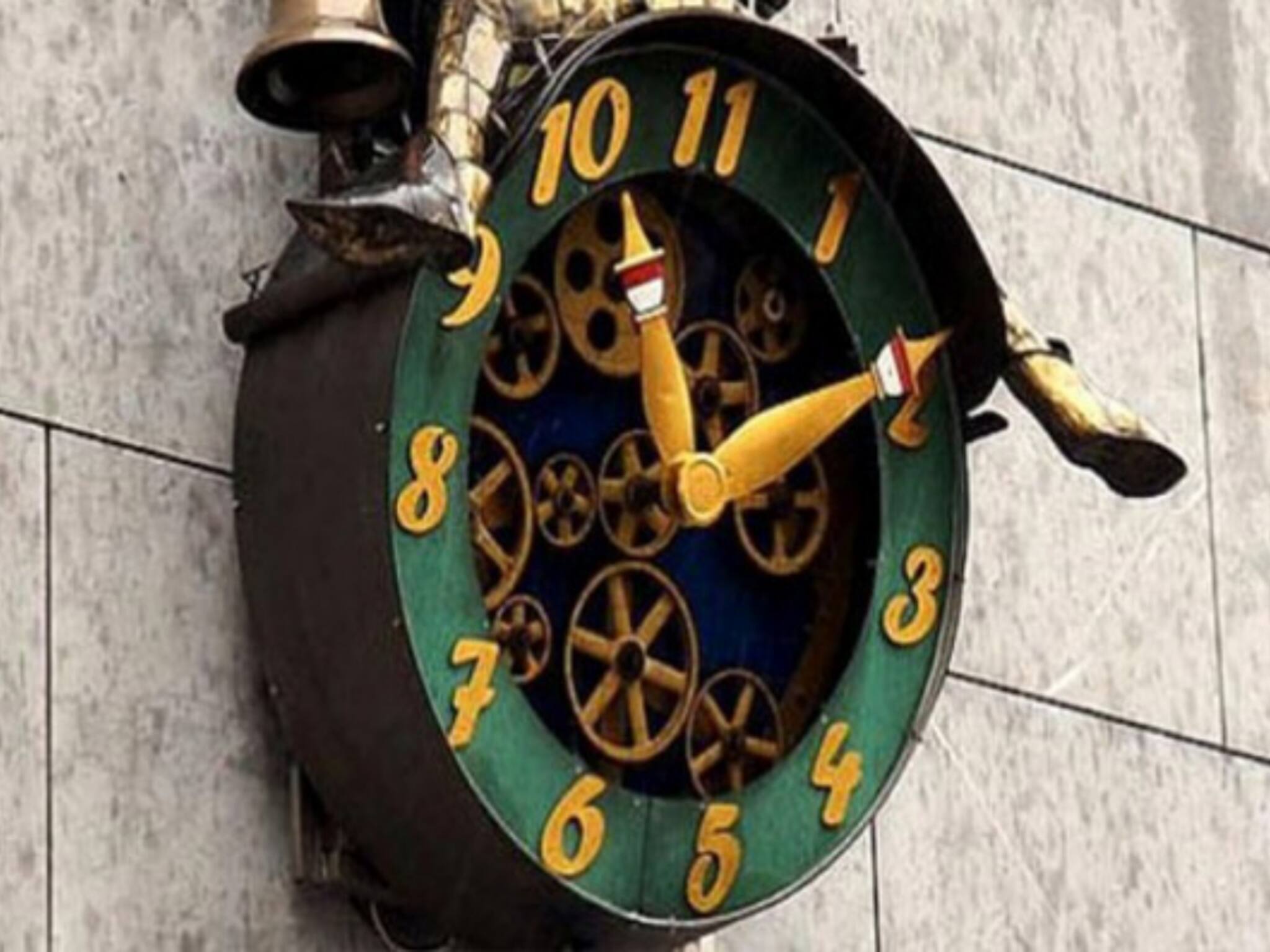 Vastu Tips for Wall Clock: নতুন বছরে খুলবে ভাগ্যের দরজা...! ঘরের এই দেওয়ালে রাখুন ঘড়ি, কেরিয়ারে উন্নতি, সংসারে উপচে পড়বে শ্রীবৃদ্ধি