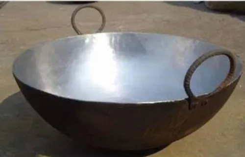 বেকিং সোডা এবং হাইড্রোজেন পারক্সাইড:বেকিং সোডা এবং হাইড্রোজেন পারক্সাইড মিশিয়ে পেস্ট তৈরি করুন। এই পেস্টটি প্যানে লাগিয়ে কিছুক্ষণ রেখে দিন। তারপর কুসুম কুসুম গরম জল দিয়ে ধুয়ে ফেলুন। এই উপায় মুহূর্তে কড়াইটির উজ্জ্বলতা ফিরিয়ে আনবে এবং এটিকে নতুনের মতো দেখাবে।