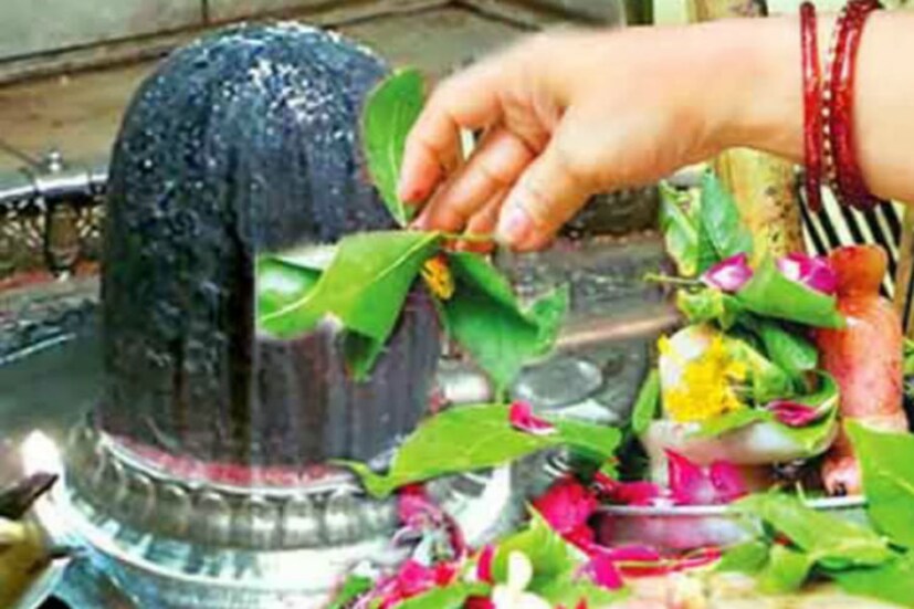 যদিও আপনি প্রতিদিন ভগবান শিবের পূজা করতে পারেন, তবে শ্রাবণ মাসের সোমবার, আপনি আর্থিক সীমাবদ্ধতা দূর করতে এবং ঘরে সুখ ও সমৃদ্ধি বজায় রাখতে জলাভিষেক করতে পারেন। জলাভিষেক করে আর্থিক সুবিধা পেতে পারেন।
