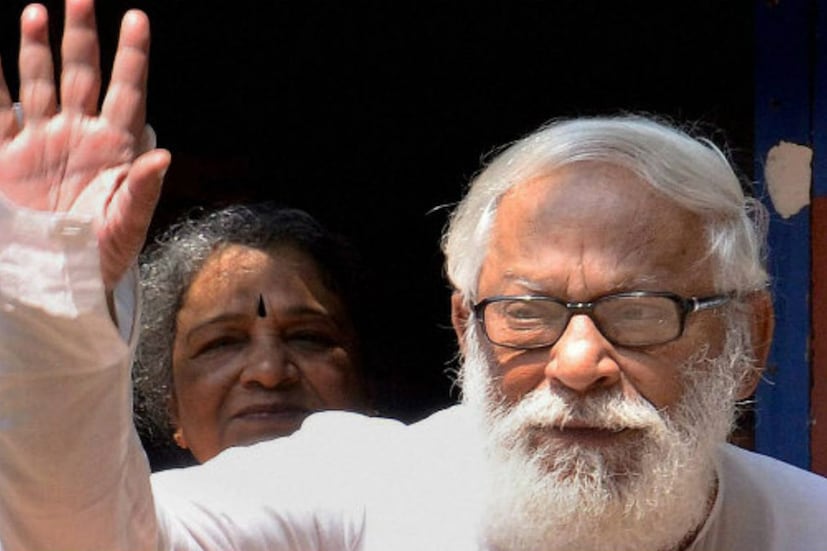 পাম অ্যাভিনিউয়ের সরকারি আবাসনের দু'কামরার ফ্ল্যাটেই গত কয়েক দশক থাকতেন রাজ্যের প্রাক্তন মুখ্যমন্ত্রী বুদ্ধদেব ভট্টাচার্য ও তাঁর স্ত্রী মীরা ভট্টাচার্য। ছোট্ট ঘর জুড়ে খালি বই, চে গেভারা থেকে রবীন্দ্রনাথ ঠাকুরের ছবি।