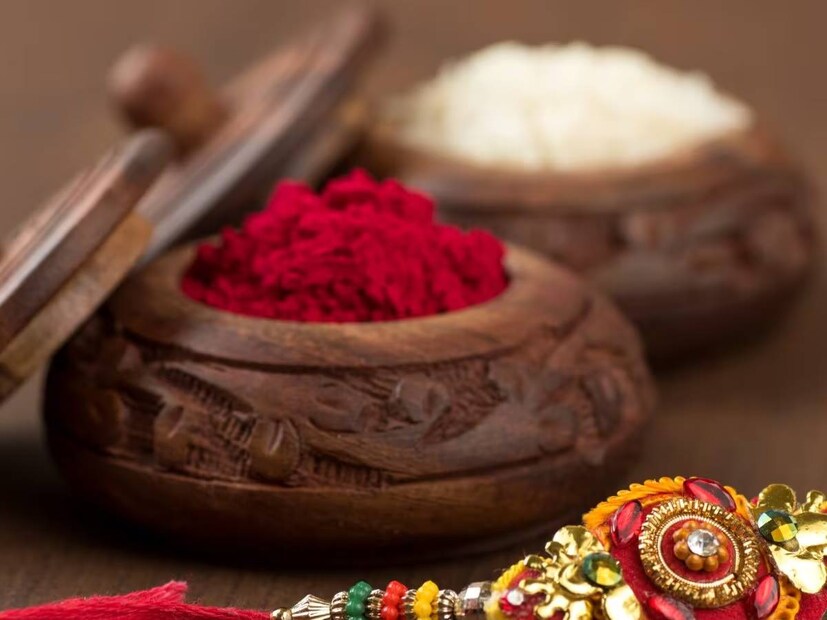 ভাইয়ের কোন হাতে রাখি বাঁধা শুভ, তারও নির্দিষ্ট নিয়ম আছে। সব সময় রাখি ডান হাতেই বাঁধা উচিত। কারণ, শাস্ত্র মতে ডান হাত কর্মের সঙ্গে যুক্ত। তাই এই হাতে রাখি বাঁধা শুভ।