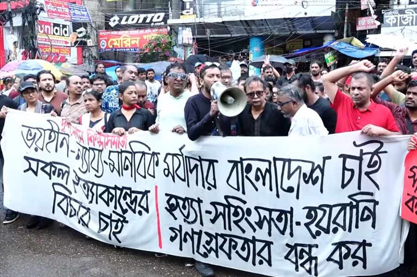সোমবার ফার্মগেট এলাকাতেও কোটা সংস্কার আন্দোলনের শিক্ষার্থীদের সঙ্গে সংহতি জানিয়ে রাস্তায় নেমেছিলেন বিনোদন জগতের শিল্পীরা। সেই তালিকায় ছিলেন মোশাররফ করিম, সিয়াম আহমেদ, সাবিলা নূর, রাফিয়াত রাশিদ মিথিলা, আজমেরী হক বাঁধন, আশফাক নিপুণ, অমিতাভ রেজা চৌধুরীর মতো ব্যক্তিত্বরা। 