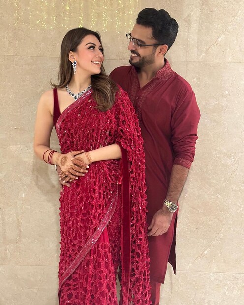*এমএমএস ফাঁস বিতর্কেও জড়িয়েছিলেন অভিনেত্রী। ২০১৫ সালে একটি স্নানের এমএমএস ভিডিও ইন্টারনেটে ভাইরাল হয়। ভিডিওতে হংসিকাকে দেখা গিয়েছে বলে দাবি করা হয়েছিল। পরে হংসিকা নিজেই স্পষ্ট করে দেন যে ভিডিওতে তিনি নন, তাঁর মতো দেখতে অন্য একটি মেয়ে। (ছবি সৌজন্য: ইনস্টাগ্রাম @ihansika)