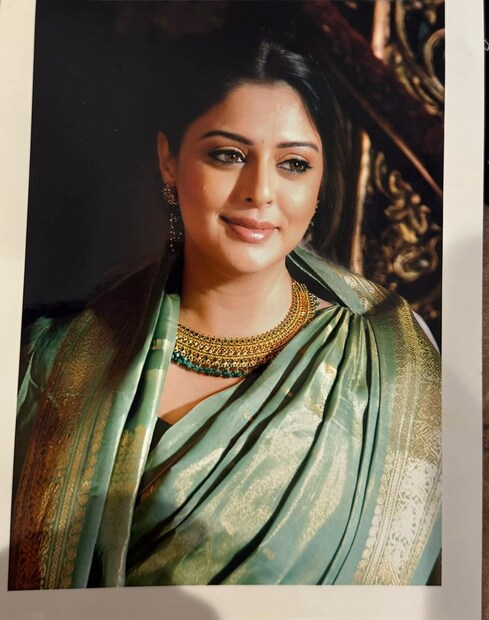  রবি কিষানের সঙ্গে তাঁর সম্পর্কের গুঞ্জন শোনা যায়। এরপর আচমকাই কেরিয়ারে ইতি টেনে রাজনীতির পথ বেছে নেন তিনি। নাগমা এখন কংগ্রেস পার্টির সদস্য।  এমনকি ৪৯ বছর বয়সেও তিনি সিঙ্গল জীবনযাপন করছেন। কিন্তু কেন? তা জানা যায়নি৷
