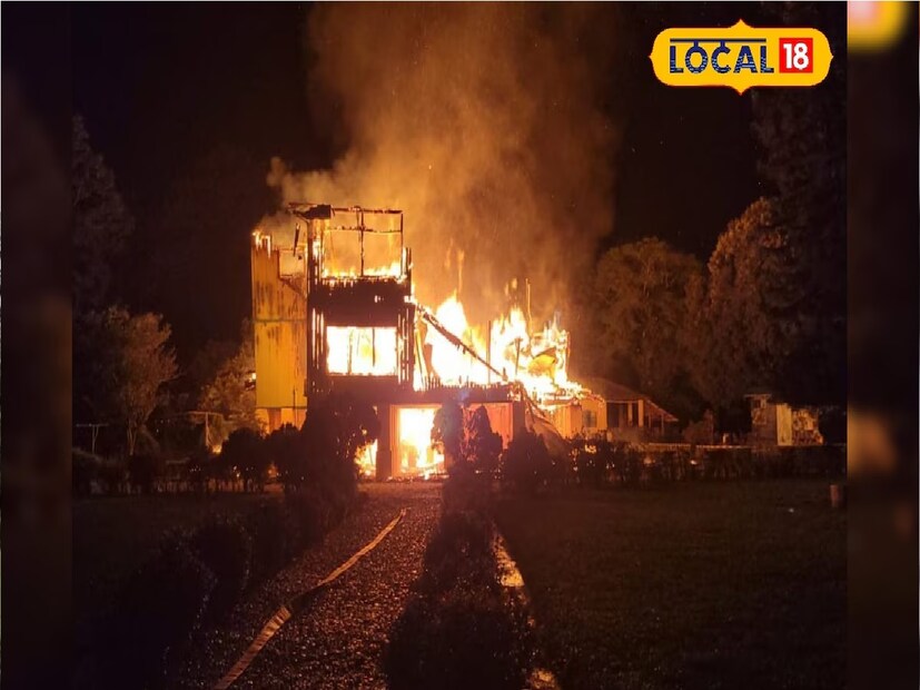 এবারের দুর্গাপুজোর আগে হলং বনবাংলো খুলছে না। ছবির মতো সাজানো হলং বাংলো, বর্তমানে শুধুই স্মৃতির। এখন সেখানে গেলে দেখা যাবে পুড়ে যাওয়া অবশিষ্টাংশ। 
