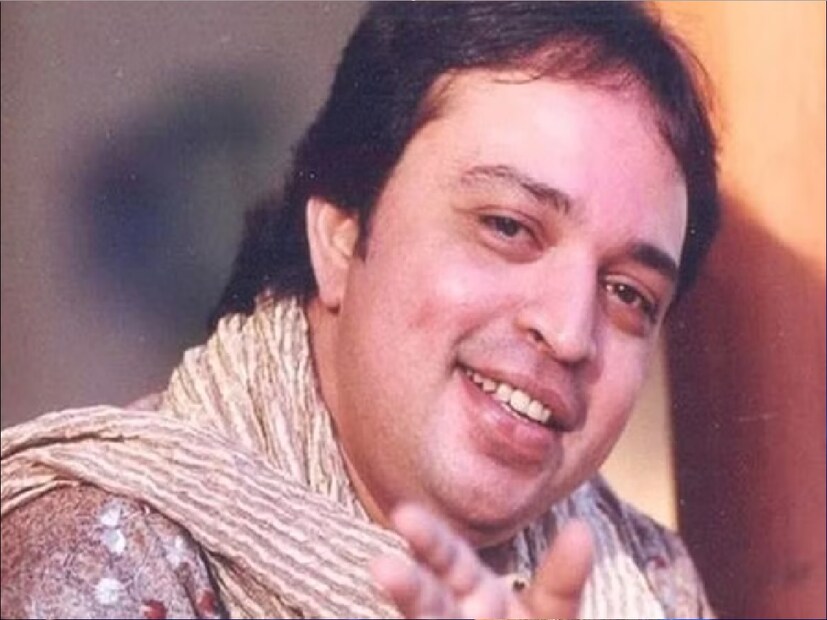 ‘তুম তো ঠহরে পরদেশি, সাথ ক্যায়া নিভাওগে...’। ৯০-এর দশকের এই গানটা শোনেননি, এমন কোনও মানুষ নেই। গায়ক আলতাফ রাজা। তাঁর অ্যালবাম 'তুম তো ঠহরে পরদেশি', যা রাতারাতি তাঁকে জনপ্রিয়তার শীর্ষে পৌঁছে দিয়েছিল৷ ভেঙে দিয়েছিল পূর্ববর্তী যাবতীয় ব্যক্তিগত গানের রেকর্ড৷ রাতারাতি বিক্রি ৭ মিলিয়ন ক্যাসেট৷ যা রেকর্ড। এত খ্যাতি অর্জন করেও সেই আলতাফ রাজা বর্তমানে লাইম লাইটের সম্পূর্ণ বাইরে।