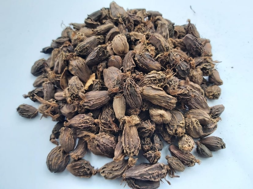 কাঠের উনুন বা ভাট্টির আগুনে গোলাপি রঙের এলাচ যত শুকনো হয় থাকে ততই কালচে হয়ে যায়। শেষে রং বদলে হয়ে যায় একেবারে কুচকুচে কালো।