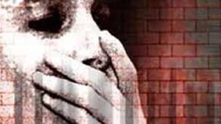 গণধর্ষণের ঘটনার ভয়াবহতা কাটিয়ে উঠে, তিনি পুলিশে প্রেমিকার পরিবারের চার জনের বিরুদ্ধে। উত্তর প্রদেশের টিব্বা রোড থানায় প্রেমিকার বাবা রবীন্দ্র সিং, বারীন্দ্র সিং, আমন সিং এবং সন্তোষ সিং নামে চার জনের বিরুদ্ধে গণধর্ষণের লিখিত অভিযোগ দায়ের করেন নির্যাতিতা। গণধর্ষণের ঘটনার ভয়াবহতা কাটিয়ে উঠে, তিনি পুলিশে প্রেমিকার পরিবারের চার জনের বিরুদ্ধে। উত্তর প্রদেশের টিব্বা রোড থানায় প্রেমিকার বাবা রবীন্দ্র সিং, বারীন্দ্র সিং, আমন সিং এবং সন্তোষ সিং নামে চার জনের বিরুদ্ধে গণধর্ষণের লিখিত অভিযোগ দায়ের করেন নির্যাতিতা।