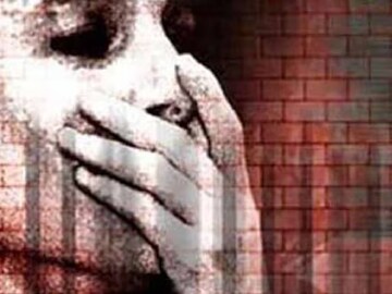 গণধর্ষণের ঘটনার ভয়াবহতা কাটিয়ে উঠে, তিনি পুলিশে প্রেমিকার পরিবারের চার জনের বিরুদ্ধে। উত্তর প্রদেশের টিব্বা রোড থানায় প্রেমিকার বাবা রবীন্দ্র সিং, বারীন্দ্র সিং, আমন সিং এবং সন্তোষ সিং নামে চার জনের বিরুদ্ধে গণধর্ষণের লিখিত অভিযোগ দায়ের করেন নির্যাতিতা। 