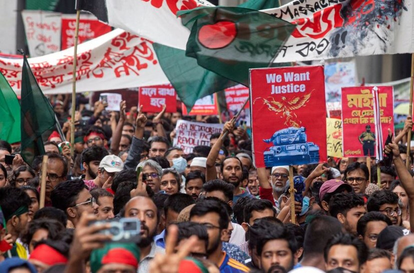 মুক্তিযোদ্ধাদের পরিবারের জন্য সংরক্ষিত কোটার জেরে ছাত্র আন্দোলনে উত্তাল বাংলাদেশ। ইতিমধ্যেই শেখ হাসিনা সরকারের পতন হয়েছে। আর তিনি দেশ ছাড়তেই পরিস্থিতি সামাল দিতে সেনা পদক্ষেপ নিয়েছে।