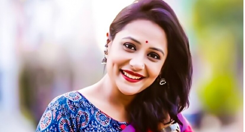 অভিনেত্রী অপি করিম তাঁর প্রোফাইল ছবি সম্পূর্ণ লাল করে লিখেছেন, গোটা দেশটারই সংস্কার প্রয়োজন। 