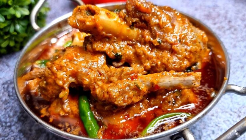 বাঙালির প্রিয় কচি পাঠার ঝোল হোক বা কসা, খাসা এই ডিসে পেট মন সবই ভরে ৷ তবে অনেকের বাড়িতে পাঠা (রেড মিট) এখন কদাচিত হয়ে থাকে ৷ এক, পাঠার মাংসের দাম অনেকটাই বেশি (৮০০-৮৫০ টাকা প্রতি কেজি), দুই, টেস্টে বেস্ট হলেও খাদ্যগুণে মুরগির থেকে অনেক অংশে পিছিয়ে ৷ বাড়িতে রেট মিট না খাওয়া বা আনার পিছনে দ্বিতীয় কারণটাই অধিকাংশ ক্ষেত্রে গুরুত্ব পায় ৷ তবে গবেষণা বলছে পাঠার গুণ নেহাত কম নয় ! খেতেও যেমন সুস্বাদু, গুণেও তেমন ভরপর বাঙালির প্রিয় পাঠার মাংস !(Photo Collected)