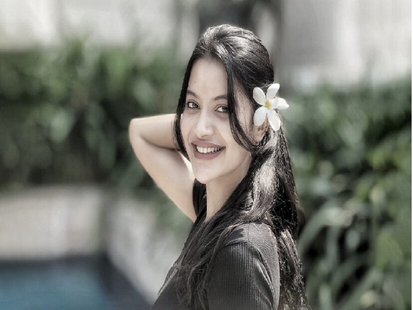 'হাওয়া' খ্যাত নায়িকা নাজিফা তুশির প্রোফাইল ছবিতে লালের মধ্যে দেখা যাচ্ছে 'ফুলগুলো সব লাল হল কেন?' একই ছবি প্রোফাইলে দেখা যায় অভিনেত্রী নোভা ফিরোজেরও। 