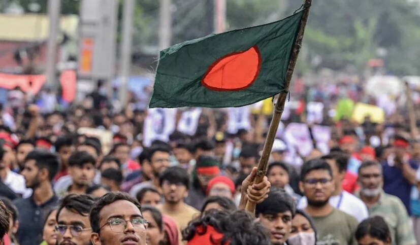 এবিষয়ে চিকিৎসা করতে আসা বাংলাদেশের নাগরিকগণ জানান, &quot;কলকাতায় চিকিৎসা করাতে এসেছিলেন। আজ দেশে ফিরবেন বলে হিলি সীমান্তে উপস্থিত হয়েছেন। এখানে এসেই শুনতে পান এপার ওপার দুই বন্ধ। যাওয়ার অনুমতি দিলে তবেই ওপারে যেতে পারবেন তাঁরা। বাংলাদেশের উত্তাল অশান্ত পরিবেশের মধ্যে ঠিক ভাবে গন্তব্যে পৌঁছতে পারবেন কিনা তা নিয়ে বড় সংশয়ে রয়েছেন।