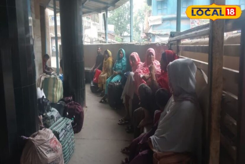 সকাল থেকেই হিলি আন্তর্জাতিক স্থলবন্দরের অবস্থা বেশ থমথমে। বাংলাদেশের প্রতিনিধি দল ও বিডিআর ভারতের হিলি সীমান্তে এসে বৈধভাবে যাতায়াত ও বহির্বাণিজ্য শুরু করার জন্য অনুরোধ জানায়।