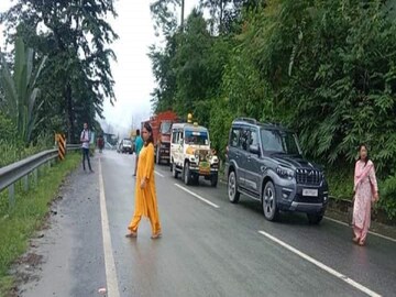 বৃষ্টির জেরে সিকিমের একাধিক রাস্তায় ধস! দীর্ঘক্ষণ যানজটে আটকে পর্যটকরা