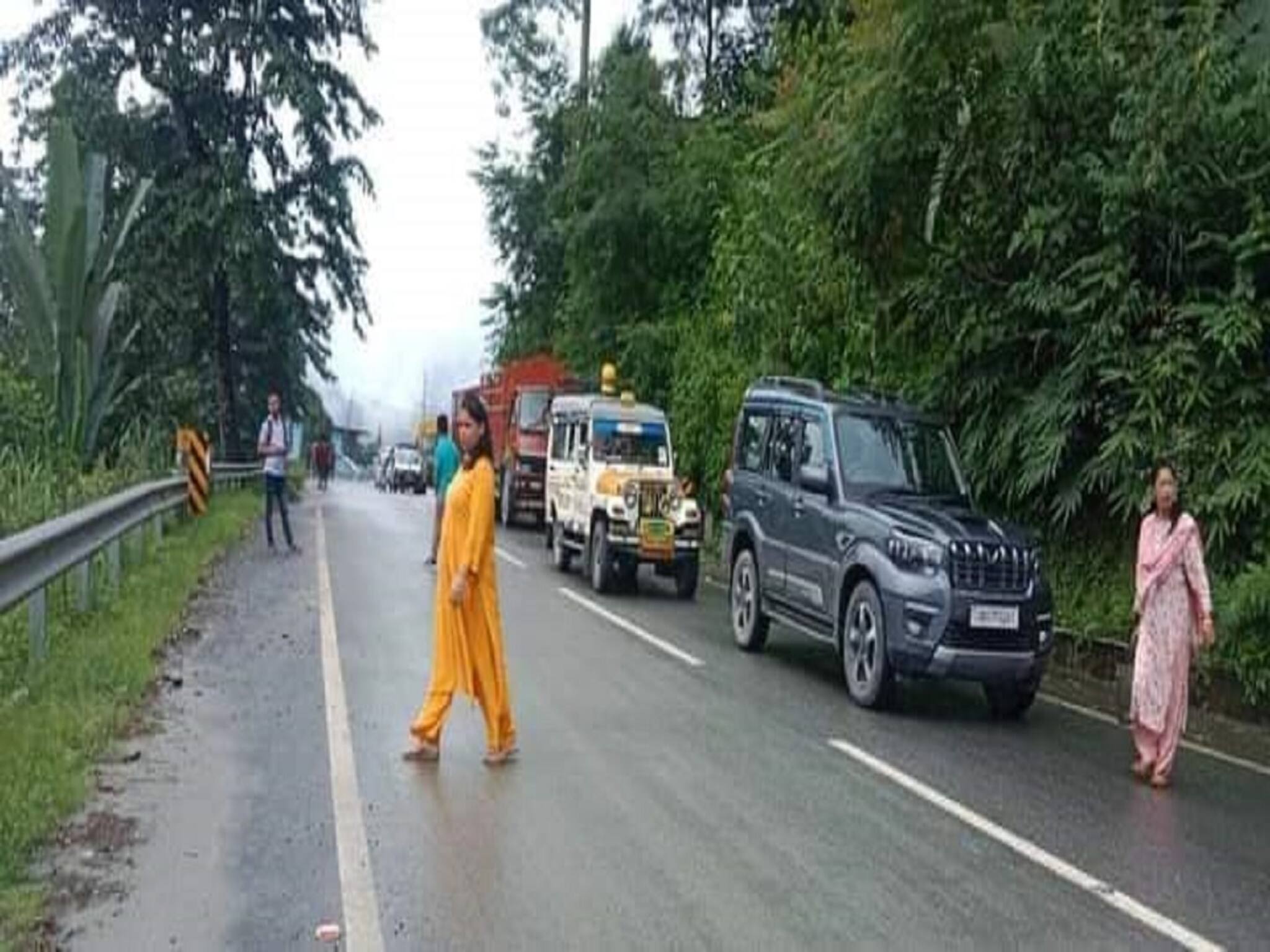 বৃষ্টির জেরে সিকিমের একাধিক রাস্তায় ধস! দীর্ঘক্ষণ যানজটে আটকে পর্যটকরা