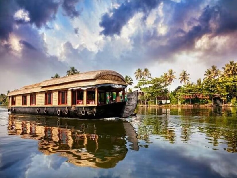 অগাস্ট মাসের টানা ৪ দিনের ছুটির সুযোগ রয়েছে মূলত ১৫ অগাস্ট অর্থাৎ স্বাধীনতা দিবসকে কেন্দ্র করে। টানা ৪ দিনের ছুটির জন্য অবশ্যই একটু ম্যানেজ করতে হবে। কেননা ১৫ অগাস্ট এবার পড়েছে বৃহস্পতিবার। বৃহস্পতিবারের পর শুক্রবার দিনটি বাদ দিলেই পড়ছে শনিবার ও রবিবার।
