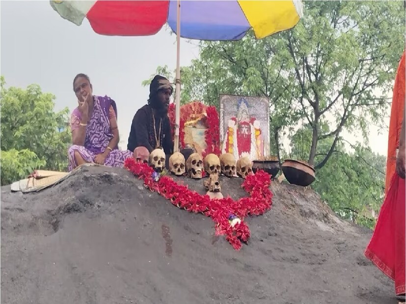 ভাদ্র মাসের কৌশিকী আমাবস্যায় লক্ষ লক্ষ মানুষের সমাগম ঘটে এই তারাপীঠ মহাশ্মশানে। তন্ত্র এবং সাধনার জায়গা এই তারাপীঠ। কৌশিকী অমাবস্যায় বহু তন্ত্রসাধক এসে তারাপীঠ মহাশ্মশানে মহাযজ্ঞ করে থাকেন।