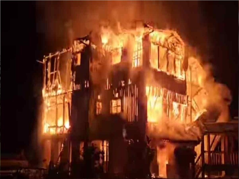 বর্ষার কারণে জঙ্গল বন্ধ, সেপ্টেম্বরে খুলে যাবে জঙ্গল। এরপর কী হবে? জলদাপাড়ার পর্যটন আর থাকবে না বলে দাবি পর্যটন ব্যবসায়ীদের। তাঁদের কথায়, হলং বনবাংলো একটি আবেগ। এখনও কোনও পর্যটক জলদাপাড়া গেটের সামনে দিয়ে গেলে খোঁজ নেন হলং বাংলোর। 