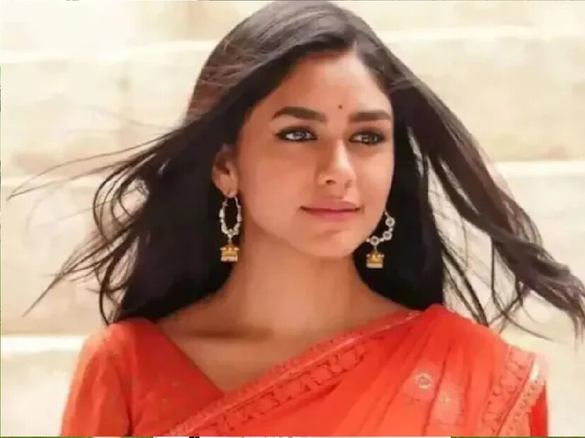 একজন লিখেছেন, “মৃণালের কমেন্ট থেকে যেন মনে হচ্ছে এই তথ্য একেবারেই ঠিক। কিন্তু উনি একটু অস্বস্তিতে।” আর একজন আবার লিখেছেন, “আমারই কি শুধু মনে হচ্ছে যে, এই মন্তব্যটা ব্যঙ্গাত্মক শোনাল! আসলে বন্ধুরা যখন ক্রাশ নিয়ে আমাদের পিছনে লাগে, তখন আমরা এভাবেই বলি এসব বন্ধ কর।”