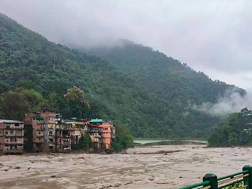 উত্তরবঙ্গ নিয়ে বড় বিপর্যয়ের আশঙ্কা প্রকাশ করল আবহাওয়া দফতর। শনিবার রাতে হড়পা বানের (ফ্লাশ ফ্লাড) সম্ভাবনা রয়েছে উত্তরবঙ্গের সব জেলায়।