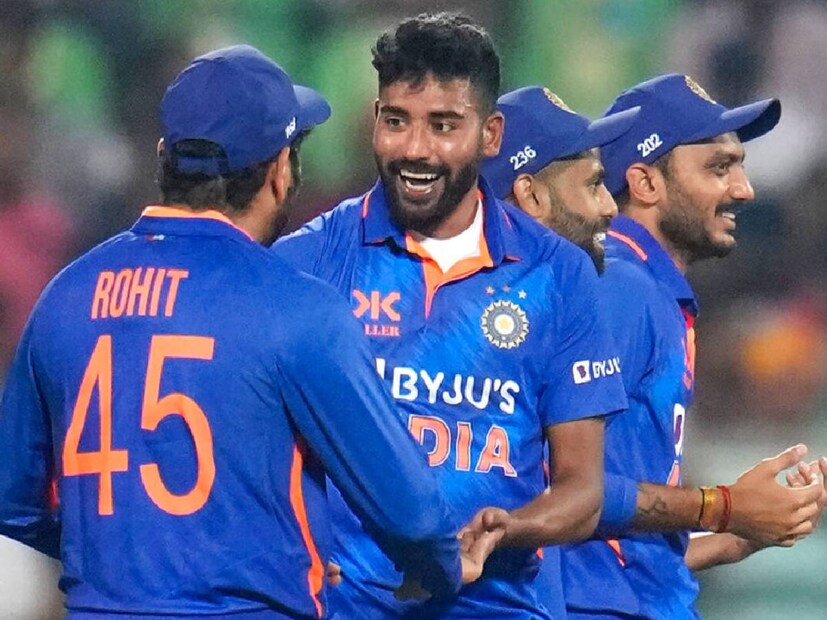 সিরাজকে পুরস্কৃত করতে চলেছে তেলঙ্গানা সরকার। হায়দরাবাদে ভারতের জোরে বোলারকে বাড়ি বানানোর জন্য দেওয়া হবে ৬০০ বর্গ গজ জমি। এমনই সিদ্ধান্ত নেওয়া হয়েছে তেলঙ্গানার মুখ্যমন্ত্রীর নেতৃত্বে হওয়া মন্ত্রিসভার বৈঠকে। 