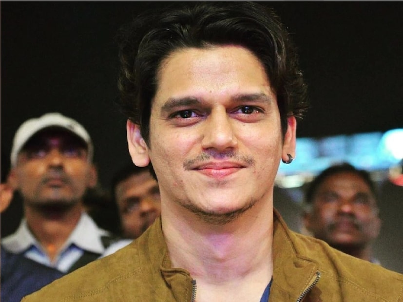 কারণ তিনি চান না তাঁকে যখন পর্দায় দর্শক দেখবেন, তাঁর অভিনয় ছাড়া অন্য কোনও বিষয় বাড়তি নজর কাড়ুক কারও।